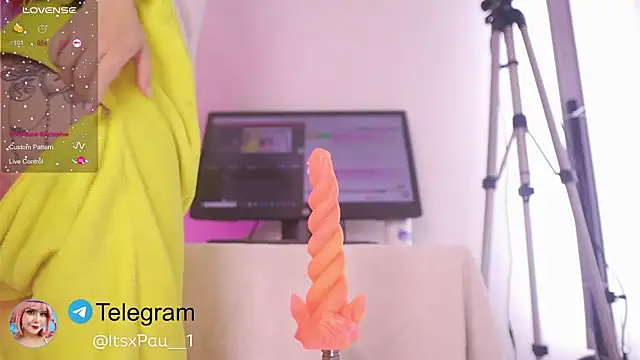 Snapshot of Neekito_ chatting on 11.28.25 Neekito online show from 11.28.25