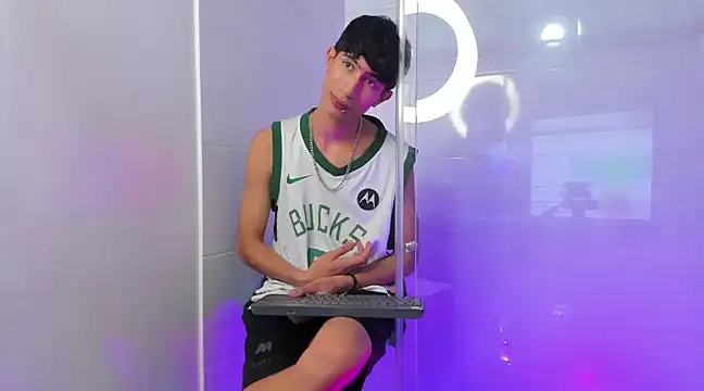 Snapshot of NovaaWheler chatting on 02.13.25 NovaaWheler online show from 02.13.25