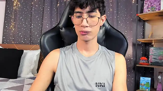 Snapshot of NovaaWheler chatting on 02.19.25 NovaaWheler online show from 02.19.25