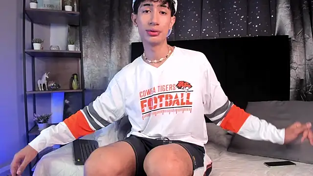 Snapshot of NovaaWheler chatting on 11.12.25 NovaaWheler online show from 11.12.25