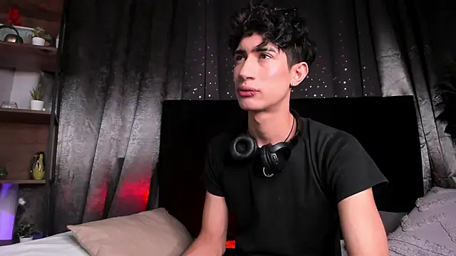 Snapshot of NovaaWheler chatting on 11.21.25 NovaaWheler online show from 11.21.25