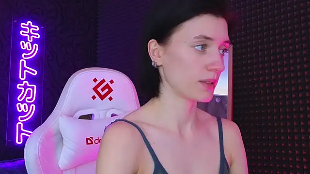 roxy riot  online show from 03.07.25