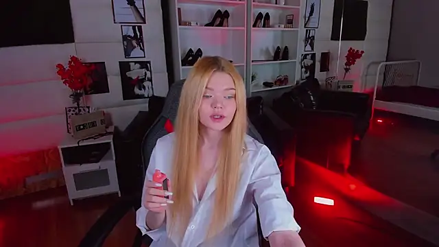 Snapshot of AdeleCartier chatting on 02.13.25 AdeleCartier online show from 02.13.25