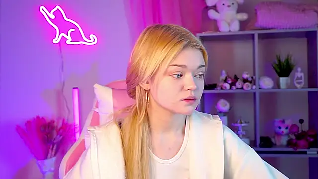 Snapshot of AdeleCartier chatting on 03.19.25 AdeleCartier online show from 03.19.25