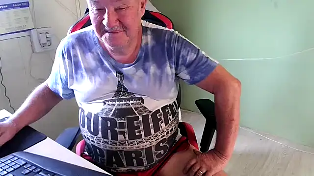 Snapshot of barenfan chatting on 02.06.25 barenfan online show from 02.06.25