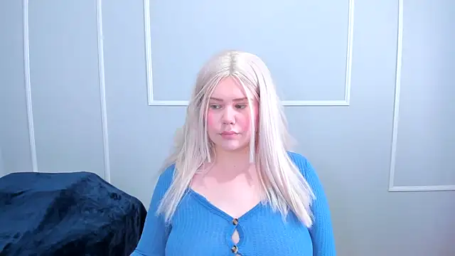 Snapshot of _leana_ chatting on 12.21.25 leana online show from 12.21.25