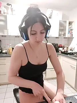 Snapshot of Gamergirl-Linela chatting on 04.22.26 Gamergirl-Linela online show from 04.22.26