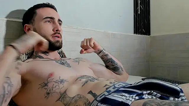 Snapshot of Luke_davis01 chatting on 02.21.25 Luke davis01 online show from 02.21.25