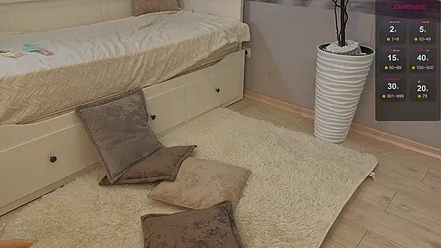 Nicole Hampton online show from 03.10.25