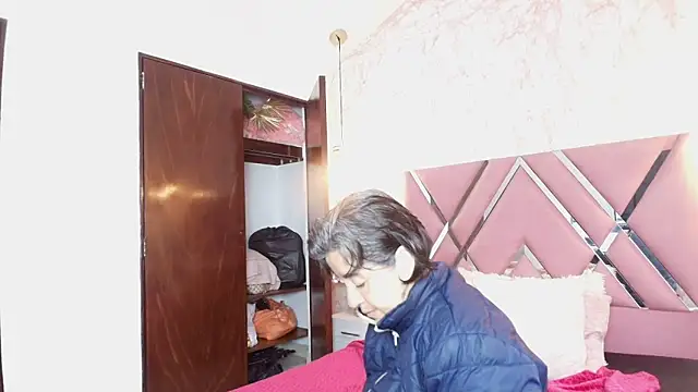 Saori Sann  online show from 01.14.26