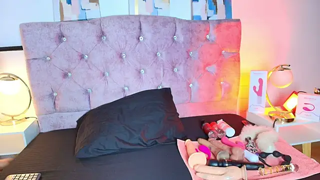 Snapshot of Skye_Moore chatting on 09.12.25 Skye Moore online show from 09.12.25