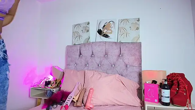 Skye Moore online show from 02.23.26