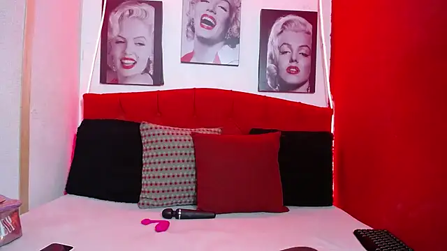 Snapshot of Tiana_Ebony18 chatting on 04.12.26 Tiana Ebony18 online show from 04.12.26