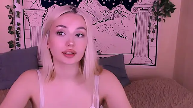 Snapshot of beauty_blonde chatting on 03.10.25 beauty blonde online show from 03.10.25