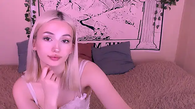 Snapshot of beauty_blonde chatting on 03.10.25 beauty blonde online show from 03.10.25