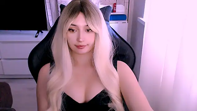 Snapshot of beauty_blonde chatting on 10.17.25 beauty blonde online show from 10.17.25