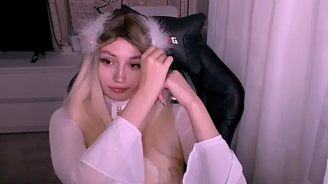 Snapshot of beauty_blonde chatting on 11.10.25 beauty blonde online show from 11.10.25