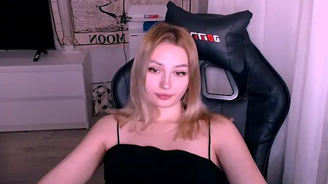 Snapshot of beauty_blonde chatting on 11.12.25 beauty blonde online show from 11.12.25