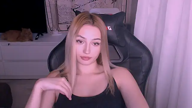 Snapshot of beauty_blonde chatting on 11.26.25 beauty blonde online show from 11.26.25