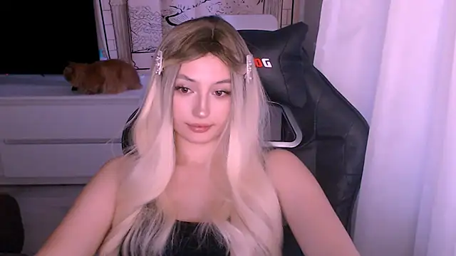 Snapshot of beauty_blonde chatting on 11.28.25 beauty blonde online show from 11.28.25