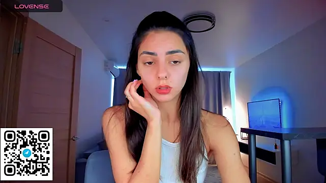 Snapshot of EmiliaZen chatting on 09.19.25 EmiliaZen online show from 09.19.25