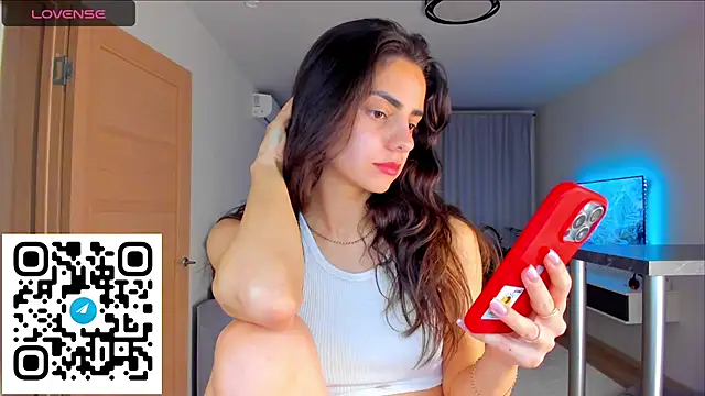 Snapshot of EmiliaZen chatting on 11.11.25 EmiliaZen online show from 11.11.25