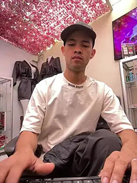 Snapshot of Twink_X chatting on 02.17.25 Twink X online show from 02.17.25