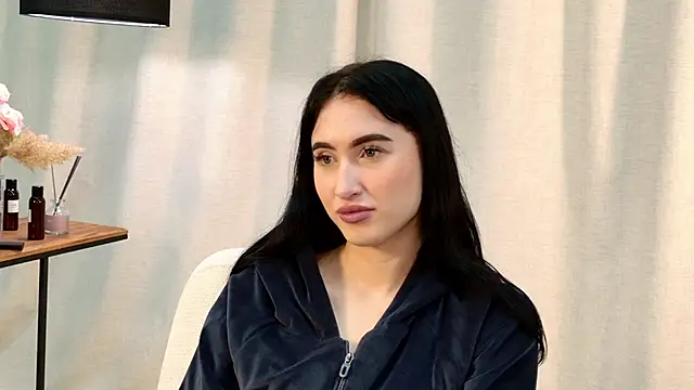 Snapshot of LynnaHandley chatting on 02.07.25 LynnaHandley online show from 02.07.25