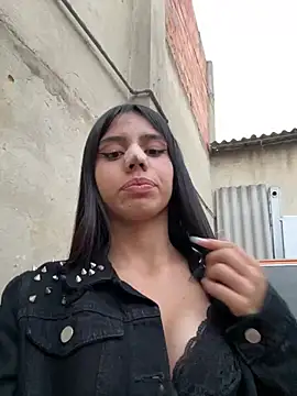 Snapshot of Laura-Khalifa chatting on 02.08.25 Laura-Khalifa online show from 02.08.25