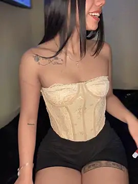 Snapshot of Laura-Khalifa chatting on 10.18.25 Laura-Khalifa online show from 10.18.25