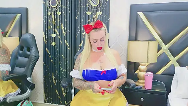Snapshot of SophieWinsloow chatting on 04.17.26 SophieWinsloow online show from 04.17.26