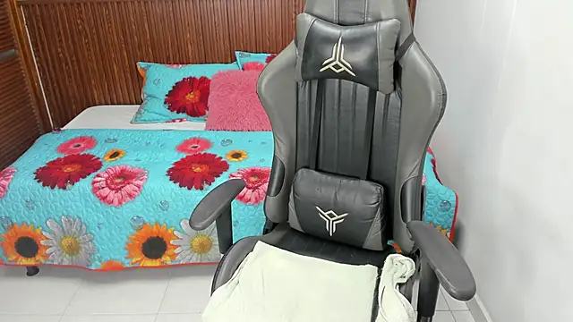 Holly 22 online show from 03.17.25