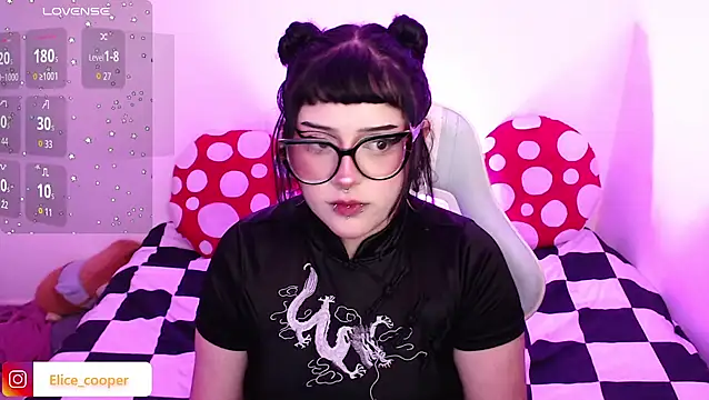 Snapshot of Elice_cooper_ chatting on 11.10.25 Elice cooper online show from 11.10.25