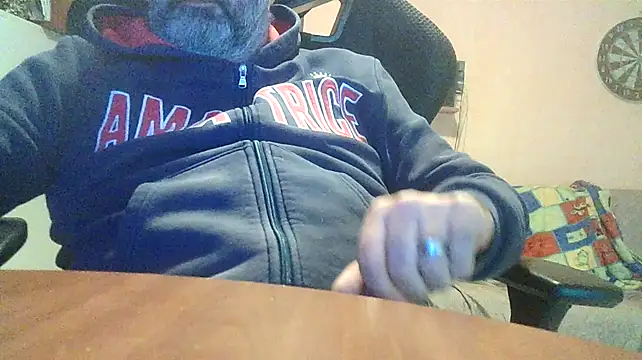 Snapshot of lanata chatting on 02.11.25 lanata online show from 02.11.25