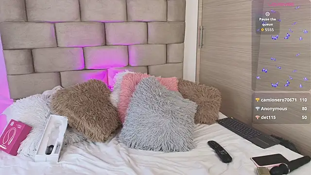 DANIELA CADAVID  online show from 02.03.26