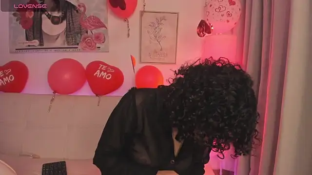 Snapshot of Dhalila_ chatting on 02.15.25 Dhalila online show from 02.15.25