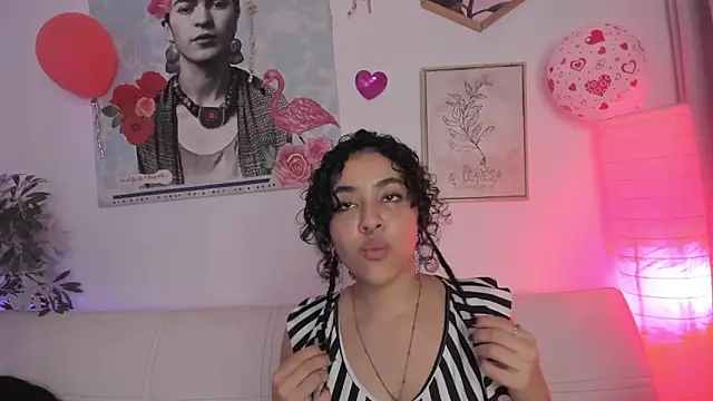 Snapshot of Dhalila_ chatting on 02.19.25 Dhalila online show from 02.19.25