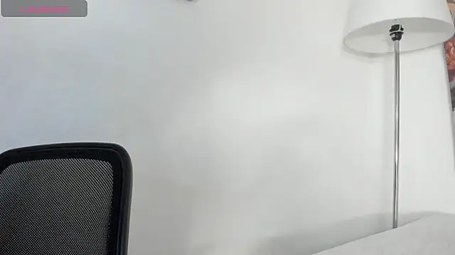 Snapshot of Dhalila_ chatting on 11.19.25 Dhalila online show from 11.19.25