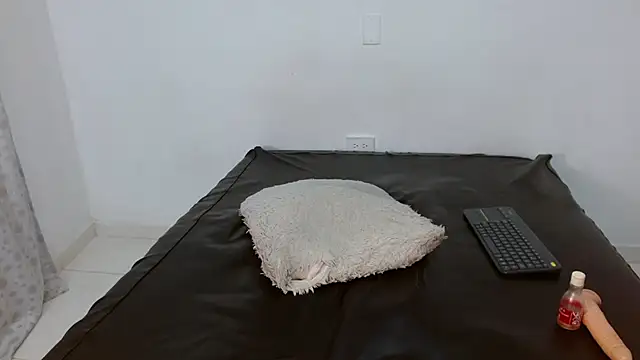 Snapshot of Selena_fox7 chatting on 02.26.25 Selena fox7 online show from 02.26.25