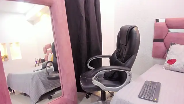 Snapshot of Nathy_Ross chatting on 09.21.25 Nathy Ross online show from 09.21.25