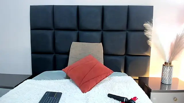 MiaHertz online show from 12.20.25