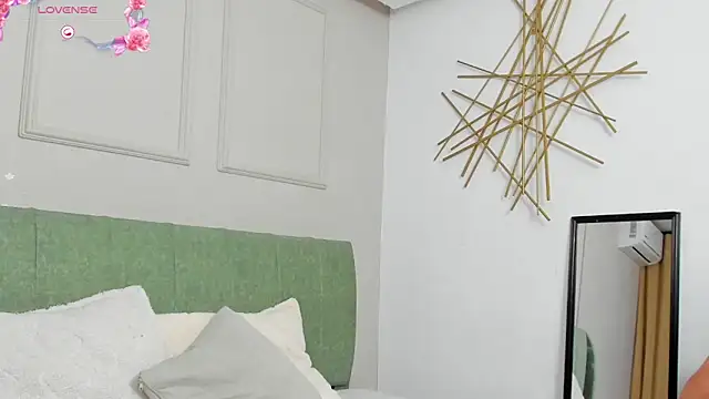 Snapshot of elizabeth_20 chatting on 10.30.25 elizabeth 20 online show from 10.30.25