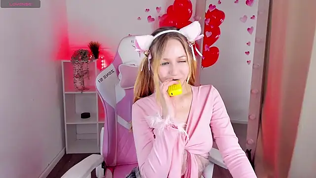 Snapshot of SweetieAngela chatting on 02.18.25 SweetieAngela online show from 02.18.25