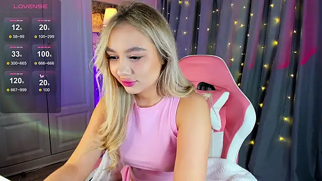 Snapshot of _Loneve__ chatting on 03.06.25 Loneve online show from 03.06.25