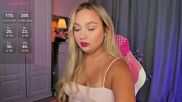 Snapshot of _Loneve__ chatting on 10.04.25 Loneve online show from 10.04.25