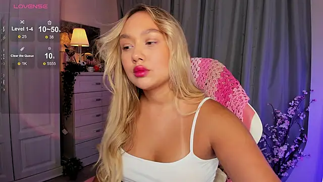 Snapshot of _Loneve__ chatting on 10.12.25 Loneve online show from 10.12.25