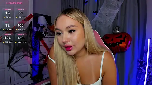 Snapshot of _Loneve__ chatting on 10.15.25 Loneve online show from 10.15.25