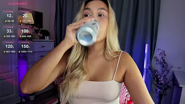 Snapshot of _Loneve__ chatting on 11.07.25 Loneve online show from 11.07.25