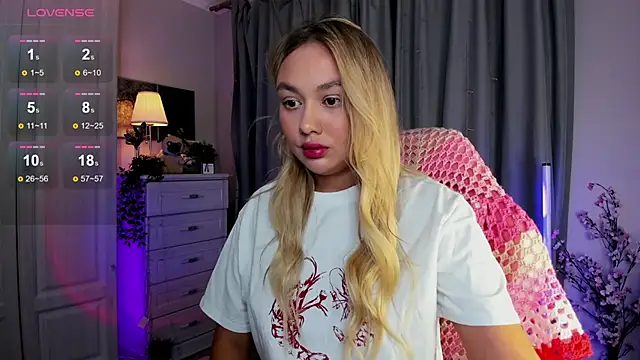 Snapshot of _Loneve__ chatting on 11.09.25 Loneve online show from 11.09.25