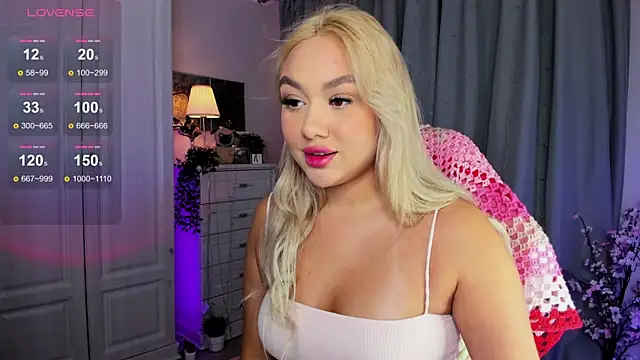 Snapshot of _Loneve__ chatting on 11.22.25 Loneve online show from 11.22.25